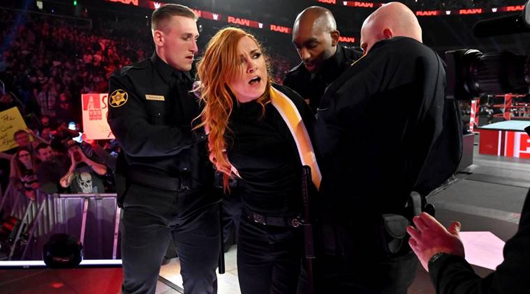 Identidades reveladas de los policías que arrestaron a Becky Lynch en Raw
