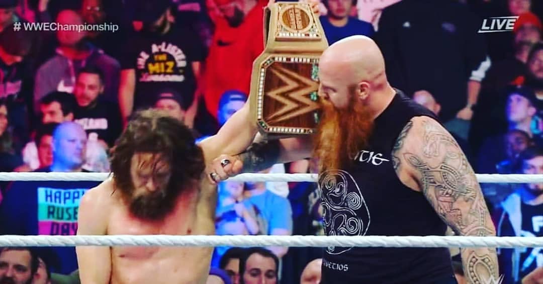 Motivo de la Triple Amenaza en Fastlane por el campeonato de la WWE. Descubre el porque del cambio en el evento el 10 de Marzo.