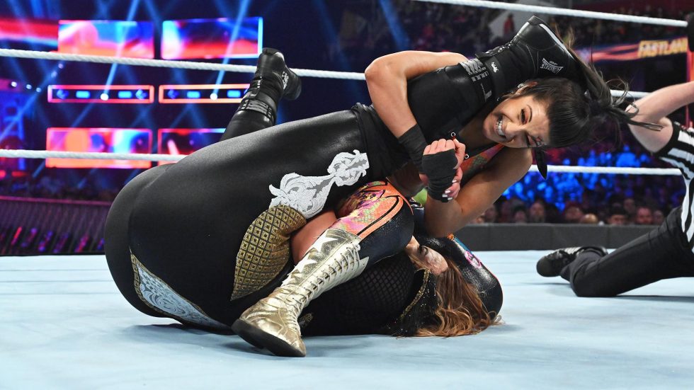 Sasha Banks y Bayley defienden los campeonatos por pareja femeninos