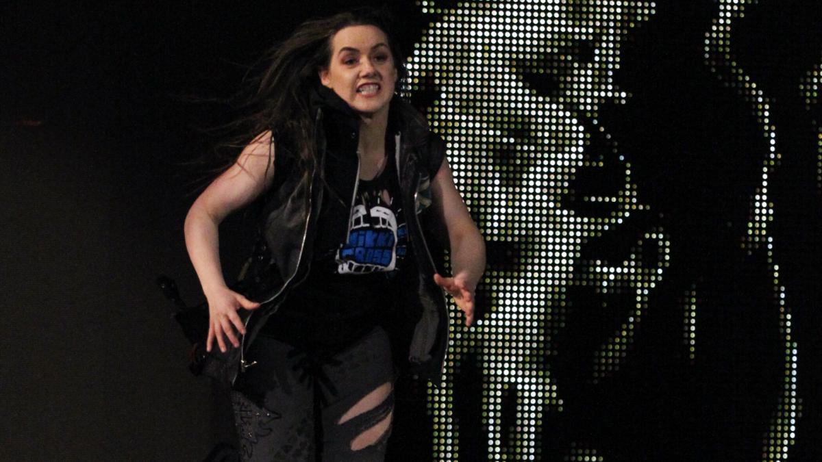 Nikki Cross tiene lugar en el elenco de Raw