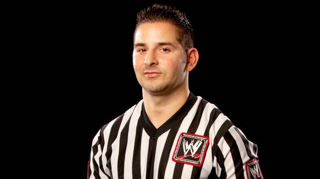 WWE multa al árbitro del Main Event de WrestleMania 35