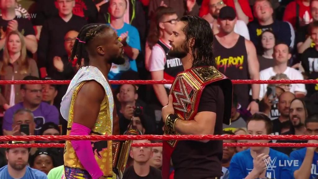 Kofi Kingston vs Seth Rollins en WWE RAW con los títulos en juego