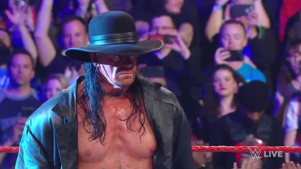 The Undertaker hace su regreso en WWE RAW