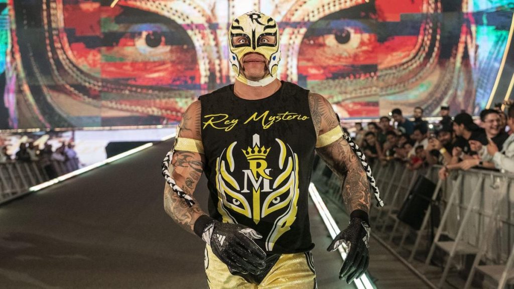 Rey Mysterio llega a WWE RAW Rey Mysterio en cuarentena por coronavirus