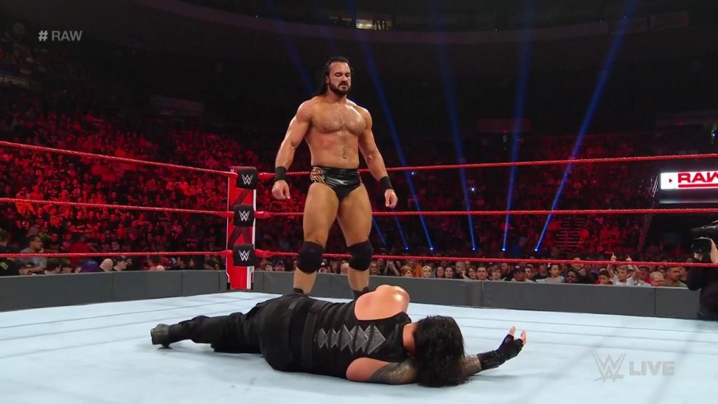 Shane McMahon y Elias atacan a Roman Reigns en WWE RAW