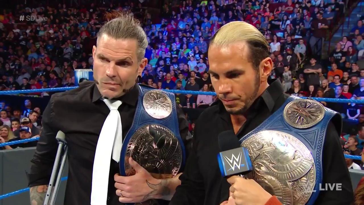 The Hardy Boyz dejan vacantes los campeonatos por pareja de SmackDown Live The Hardy Boyz dejan vacantes los campeonatos por pareja de SmackDown Live