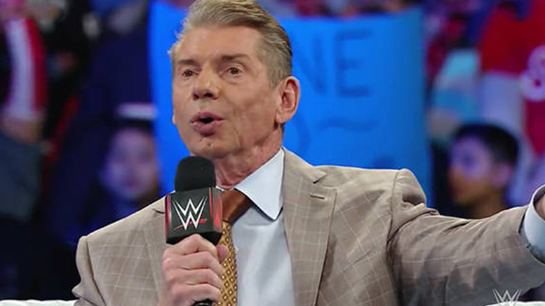 WWE confisca pancartas de AEW y Anti Vince McMahon en SmackDown Live