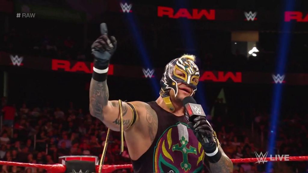 Rey Mysterio regresa a RAW y lanza un reto abierto