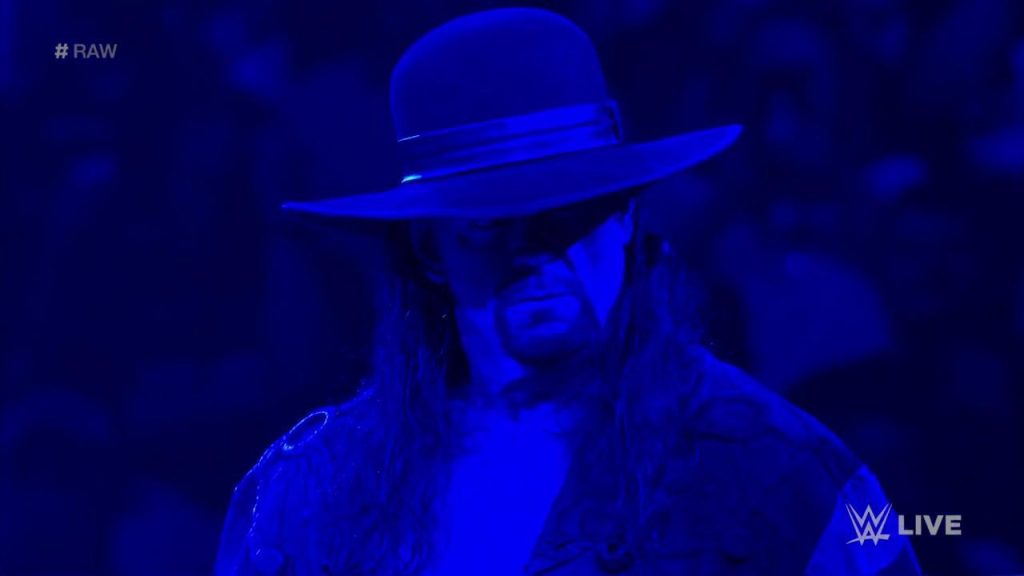 The Undertaker intimada a McIntyre y Shane McMahon en WWE RAW