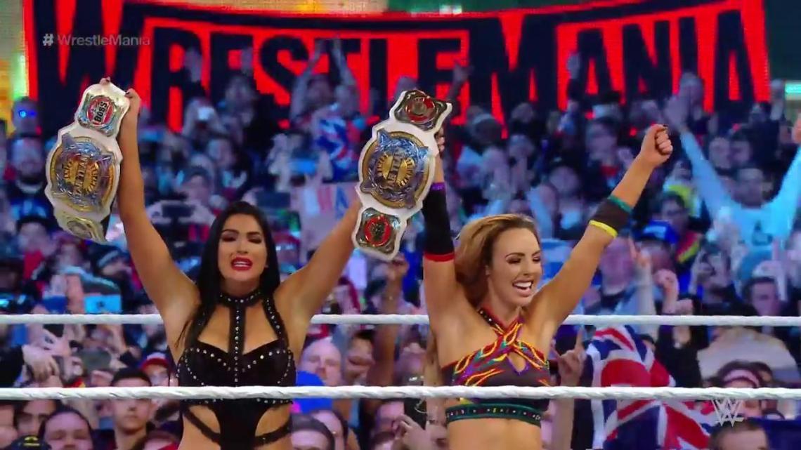 Motivo por el cual The Iconics no tienen presencia en televisión de WWE Motivo por el cual The Iconics no tienen presencia en televisión de WWE