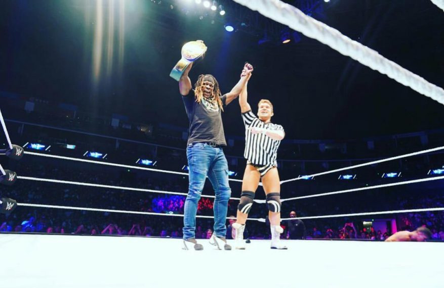 Campeonato cambia de manos en un Live Event de WWE