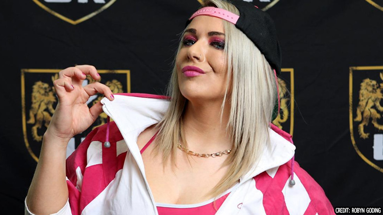 Session Moth Martina firma un contrato con ROH
