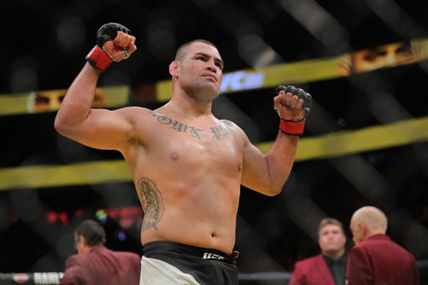 Caín Velasquez firma un contrato con WWE Caín Velasquez firma un contrato con WWE