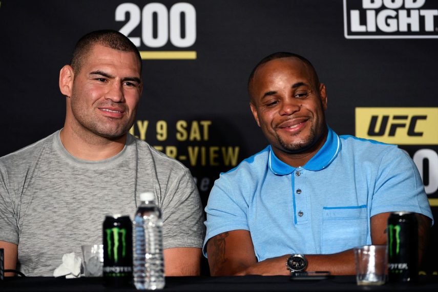 Daniel Cormier habla sobre la llegada de Caín Velasquez a WWE Daniel Cormier habla sobre la llegada de Caín Velasquez a WWE