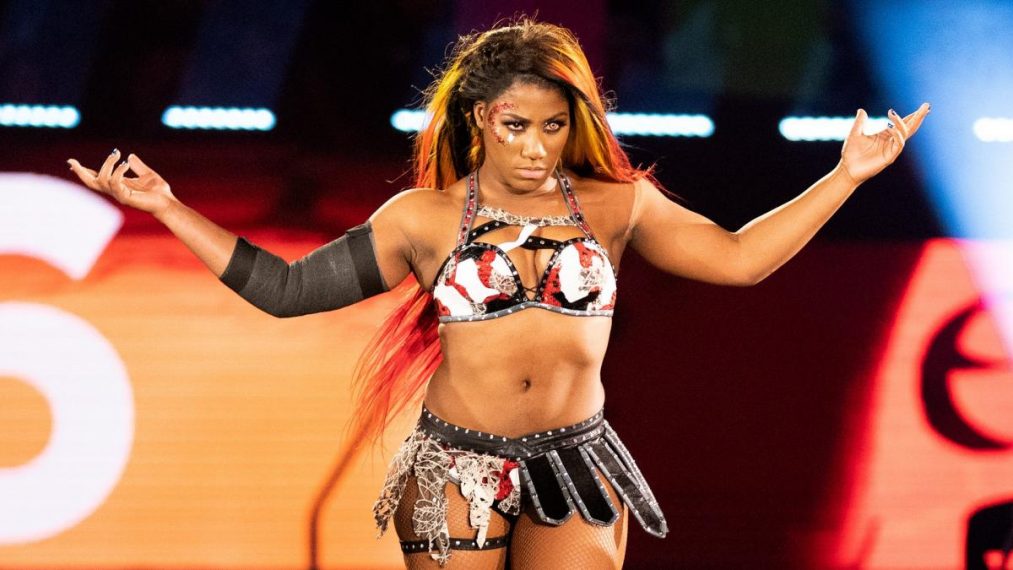 Ember Moon estará fuera de acción debido a una importante lesión Ember Moon estará fuera de acción debido a una importante lesión