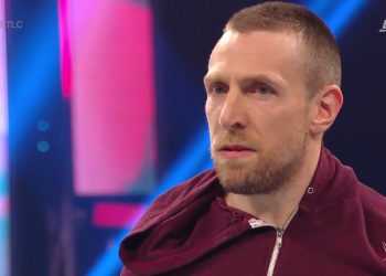 Daniel Bryan regresa y ataca a Bray Wyatt en TLC