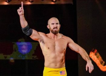Oney Lorcan habría renovado con WWE