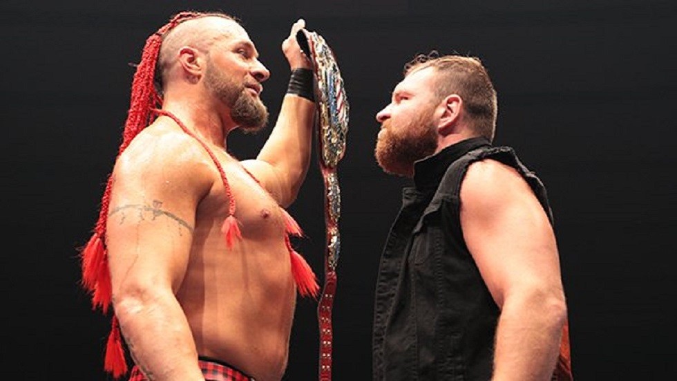 Jon Moxley regresa a NJPW y reta a Lance Archer a una lucha