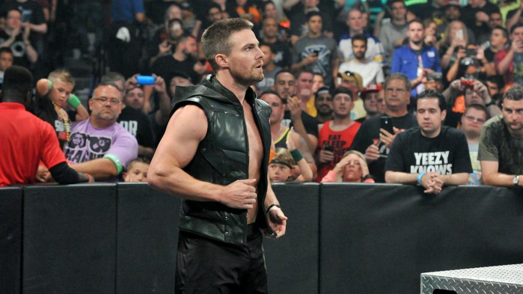 Stephen Amell será invitado especial en WWE Backstge