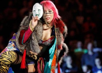Asuka se ve sorprendida en medio de un tiroteo