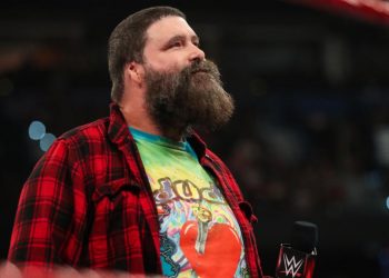 Mick Foley da positivo por COVID-19