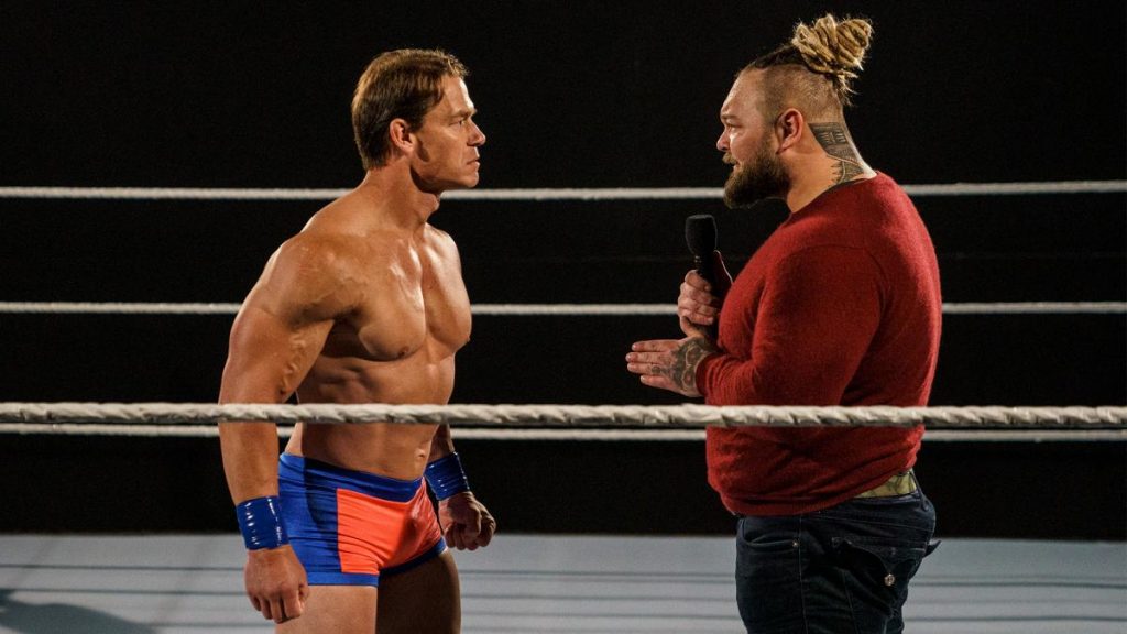 John Cena y Bray Wyatt durante el 'Firely Fun House Match'