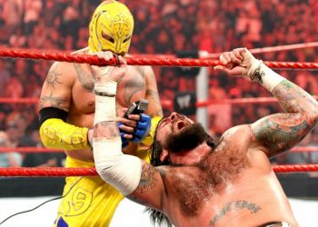 Rey Mysterio da a conocer que conserva el cabello de CM Punk en una bolsa