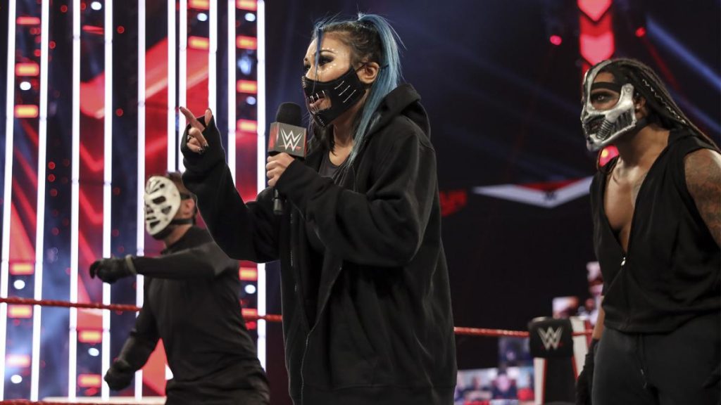El roster de Raw se tomó con risas el debut de RETRIBUTION