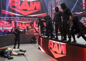 ¿Quiénes fueron los enmascarados de RETRIBUTION en RAW?