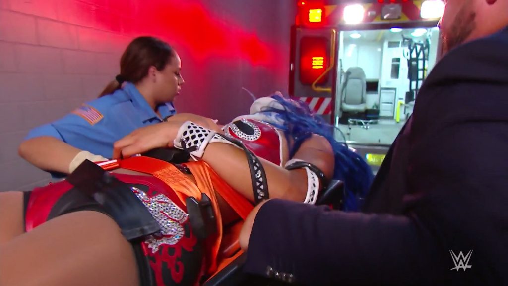 Bayley ataca a Sasha Banks en SmackDown