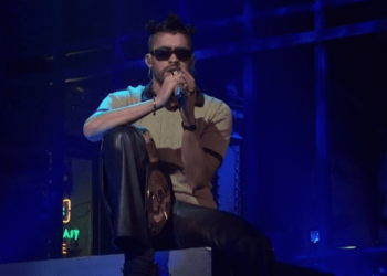Bad Bunny actúa con el Campeonato 24/7 en Saturday Night Live