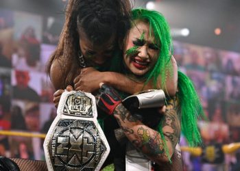 Ember Moon y Shotzi Bítulos femeninolackheart consiguen los títulos femeninos por parejas de NXT