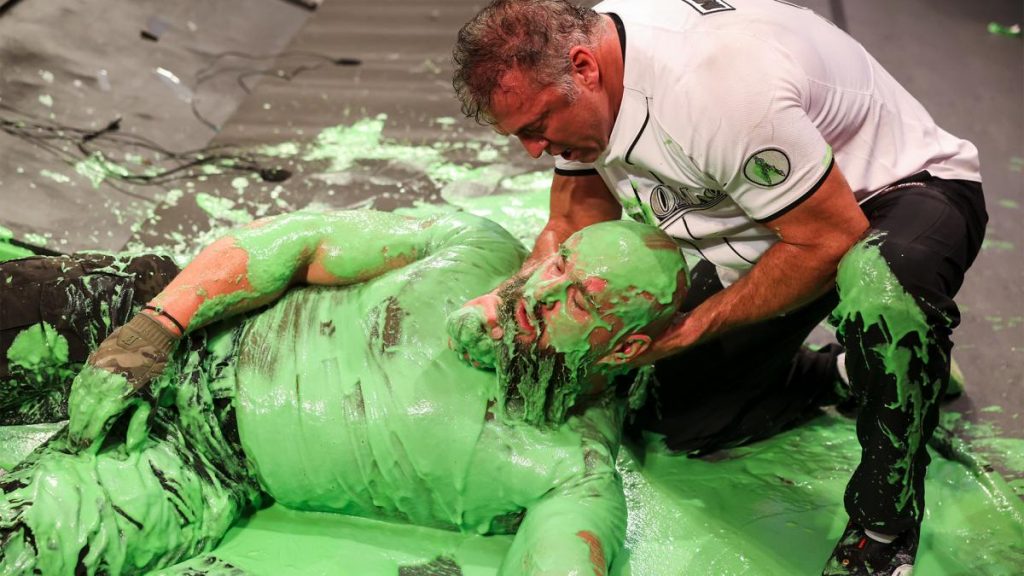 Shane McMahon llena de pintura a Braun Strowman en WWE Raw