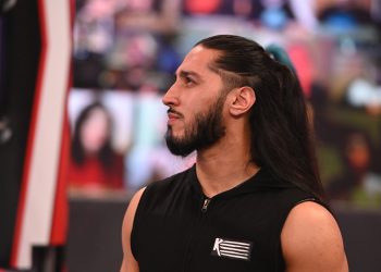 Mustafa Ali muestra su frustración por luchar lesionado