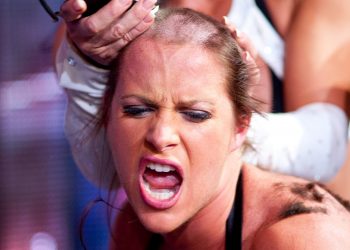 Molly Holly siendo rapada por Victoria en WrestleMania XX