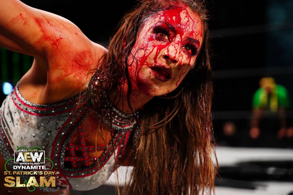 Britt Baker sangrando en el main event de AEW Dynamite