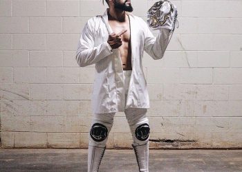 Andrade, posando con la máscara de La Sombra