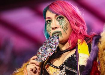 Asuka estaría tratando con una lesión