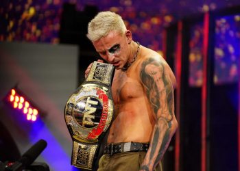 Darby Allin con el título TNT de AEW