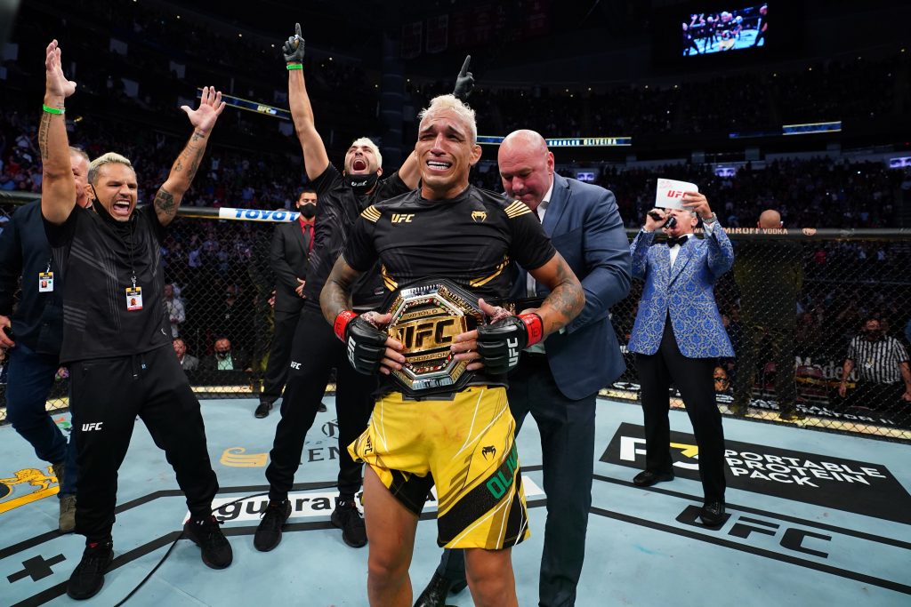 Charles Oliveira gana el Campeonato de Peso Ligero en UFC 262