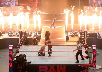Reginald, envuelto de llamas en Monday Night Raw