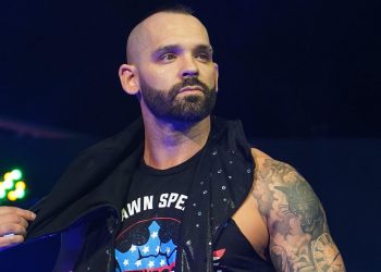 Shawn Spears comenta sobre una posible firma de IIconics por AEW