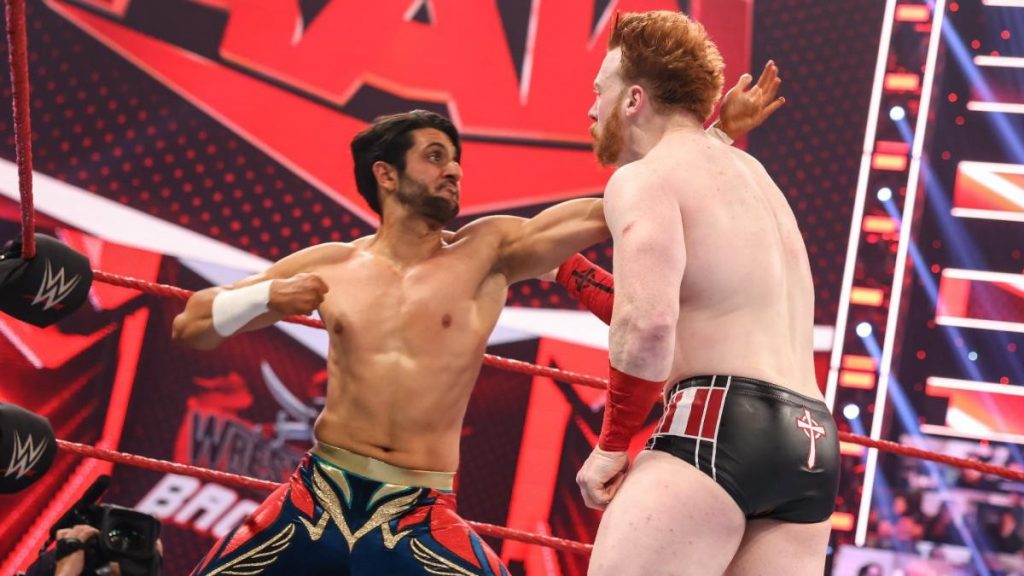 WWE le solicitó a Mansoor que aumente su masa muscular