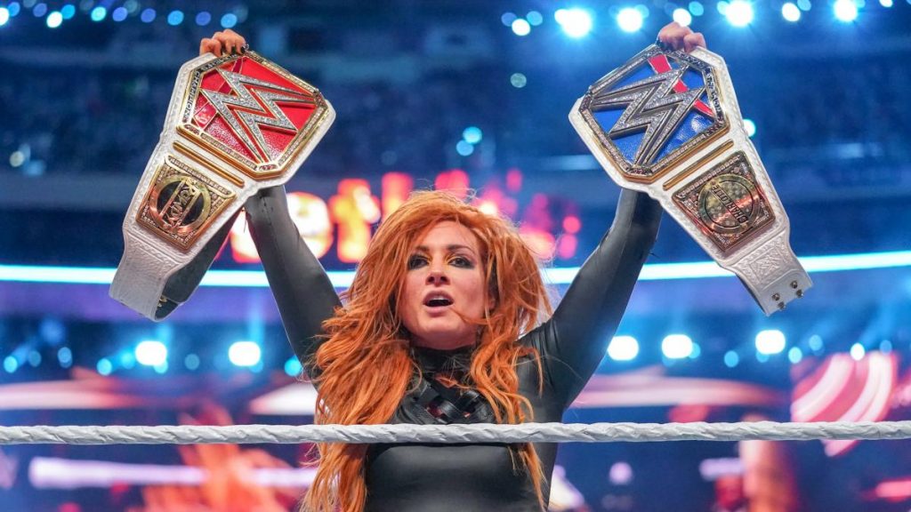 Becky Lynch asegura que fue mejor doble campeona que Roman Reigns