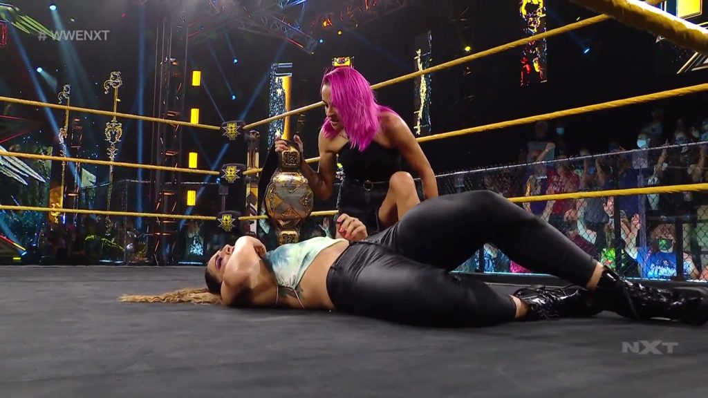 Dakota Kai traiciona a Raquel González en y va a por el Campeonato Femenino de NXT