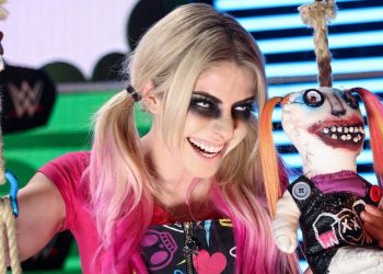 Alexa Bliss hace que Eva Marie huya de Alexa's Playground en RAW