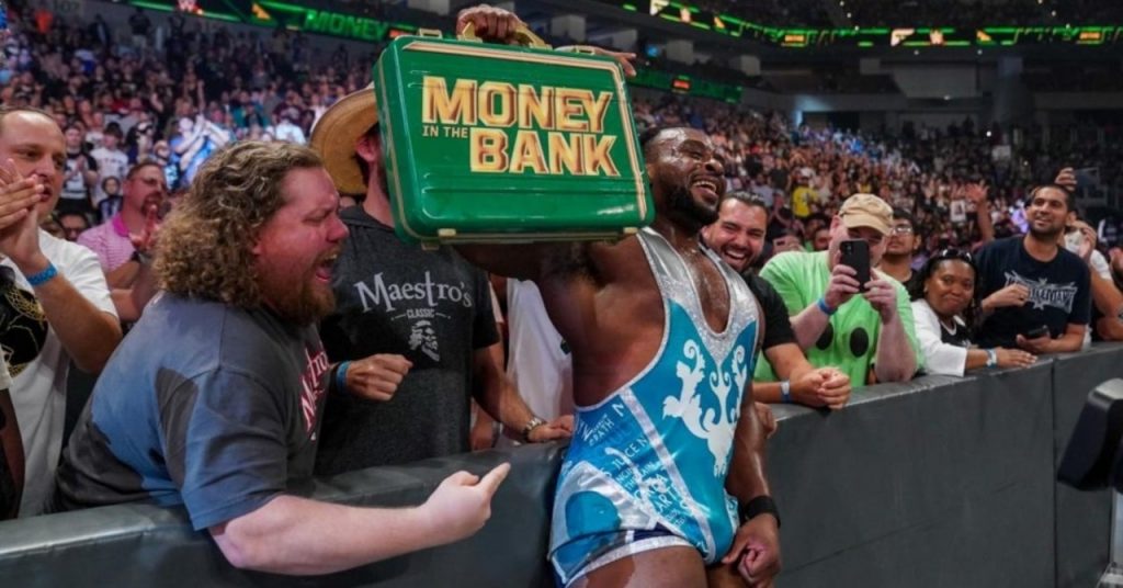Vince McMahon feliz por ver a Big E con el maletín en Money in the Bank