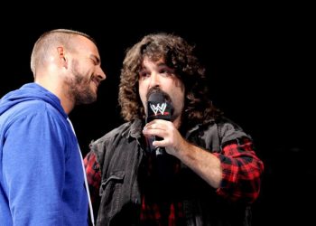 Mick Foley responde a Roman Reigns: "CM Punk fue muy bueno, maldita sea"