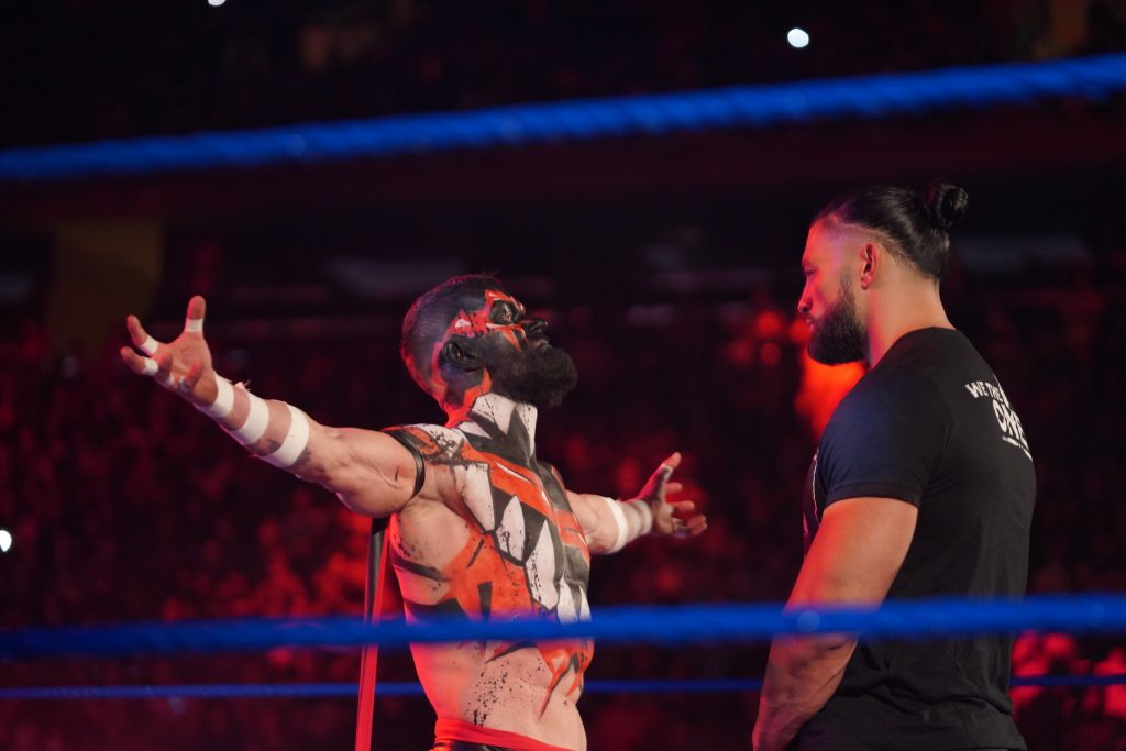 'Demon Balor' regresa en WWE SmackDown y se encara con Roman Reigns
