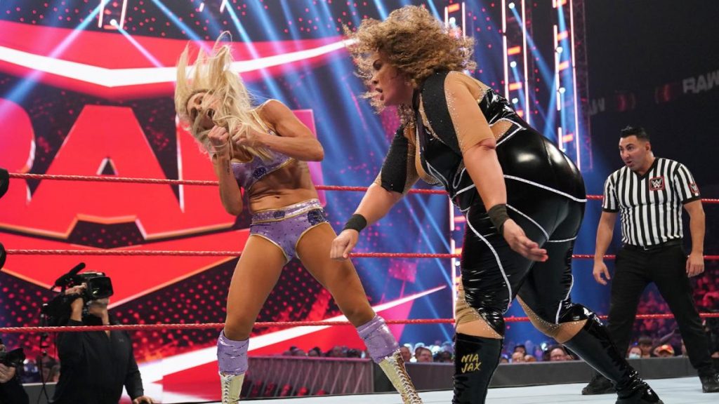 WWE habla sobre el incidente entre Nia Jax y Charlotte Flair en RAW